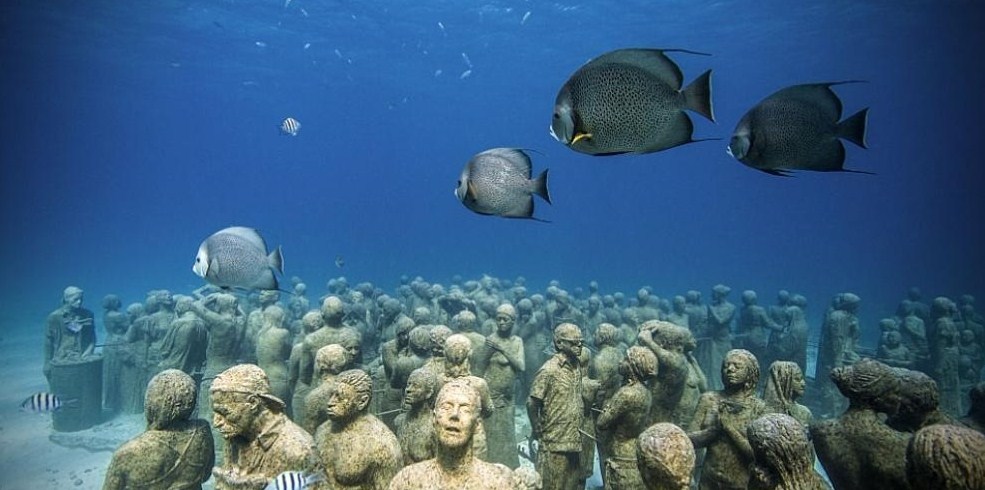 «Тихая эволюция»: бетонные скульптуры в музее на морском дне